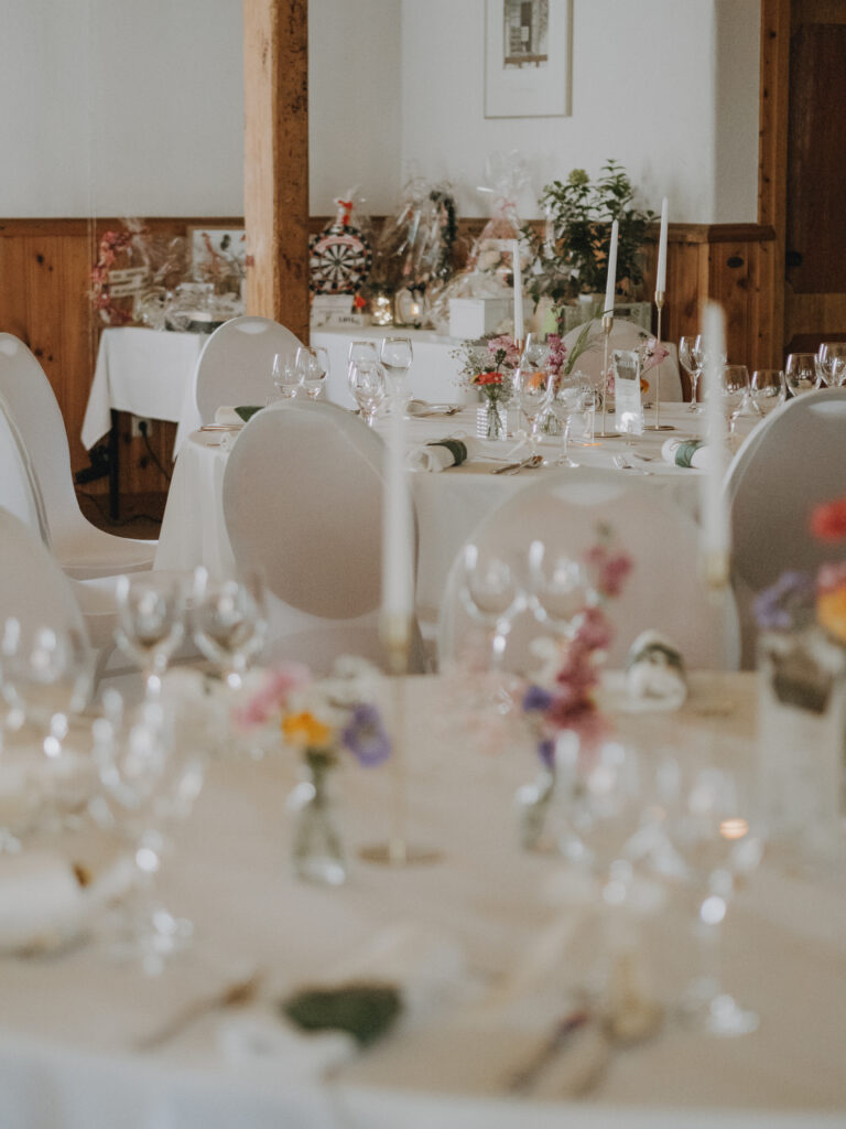 Tischdekoration-Rund-um-den-Tisch