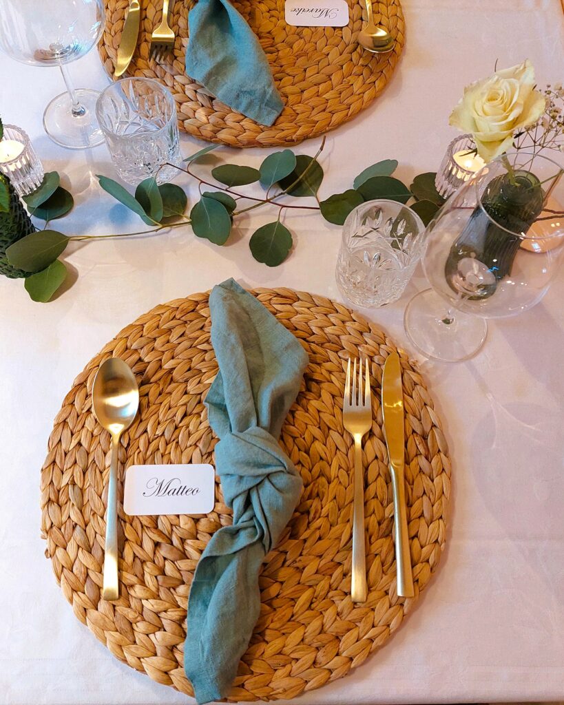 Serviette-Leinen-goldenes-Besteck-auf-Platzteller-natur-leihen