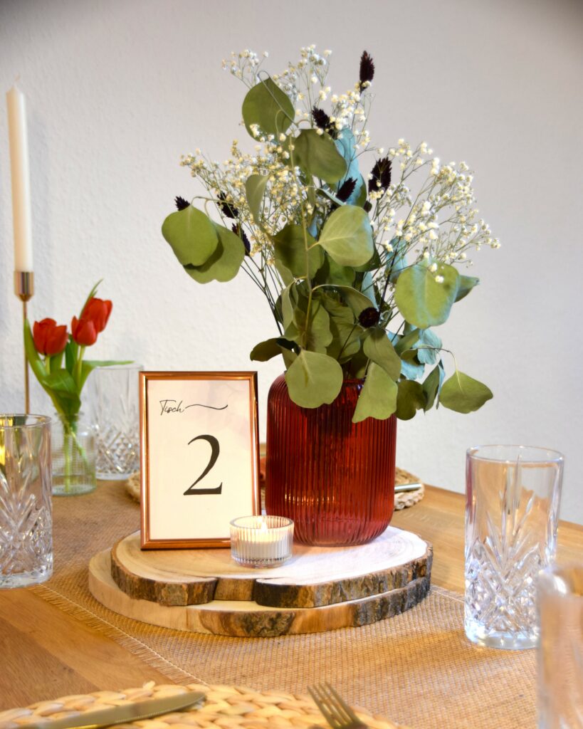 Tischläufer-natur-fein-Holzscheiben-Vase-klein-rot-geriffelt-Dekorationsverleih-Hannover