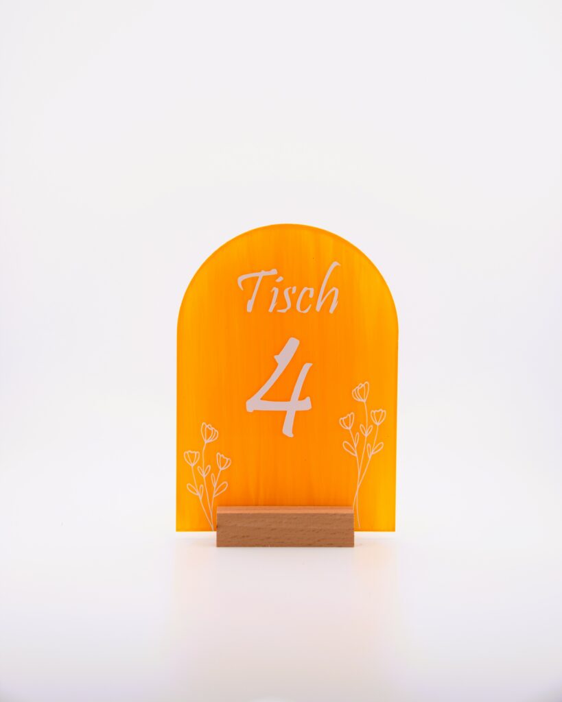 Tischnummern-Menuhalter-Holz-Tischnummer-Acrylscheibe-gelb-Dekorationsverleih-Hannover