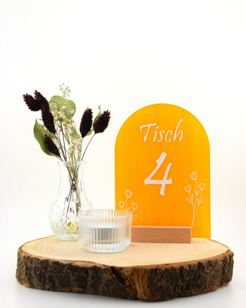Tischnummern-Menuhalter-Holz-Tischnummer-Acrylscheibe-gelb-Dekorationsverleih-Hannover
