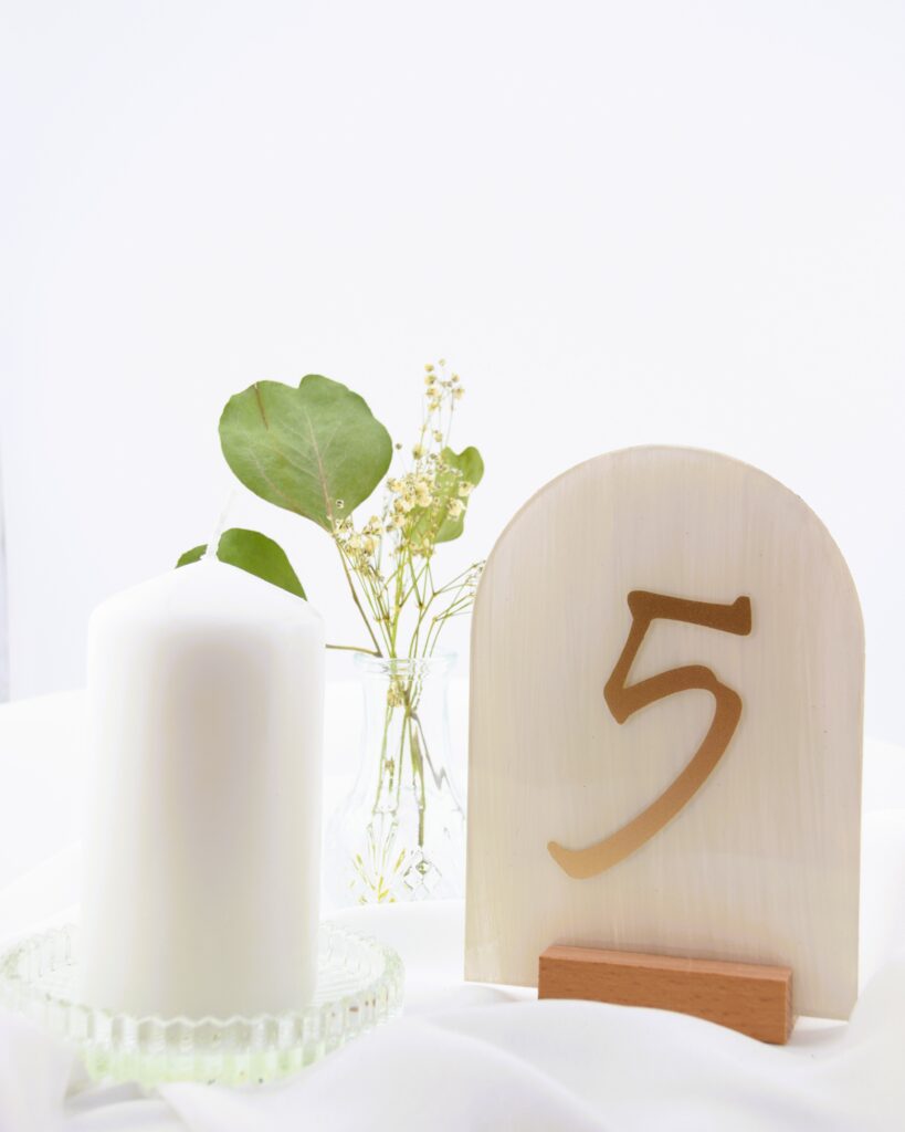 Tischnummern-Menuhalter-weiß-Acrylscheibe-Holz-Dekorationsverleih