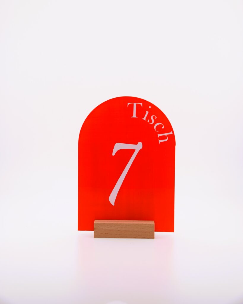 Tischnummern-Menuhalter-rot-Acrylscheibe-Holz-Dekorationsverleih-Hannover