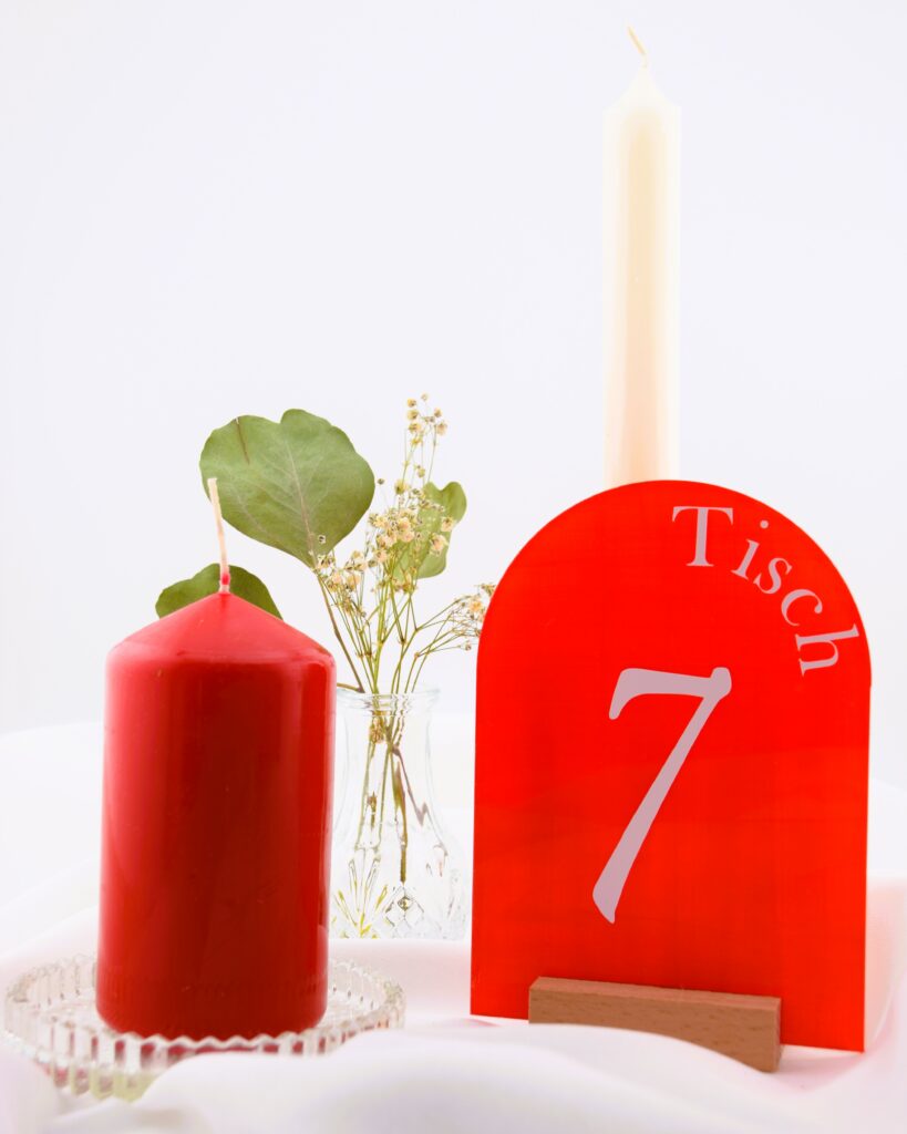 Tischnummern-Menuhalter-rot-Acrylscheibe-Holz-Acryl-Dekorationsverleih