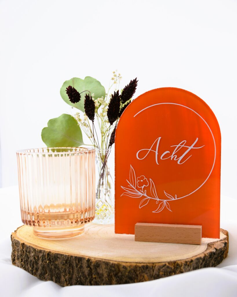 Tischnummern-Menuhalter-orange-Acrylscheibe-Holz-Dekorationsverleih-Hannover