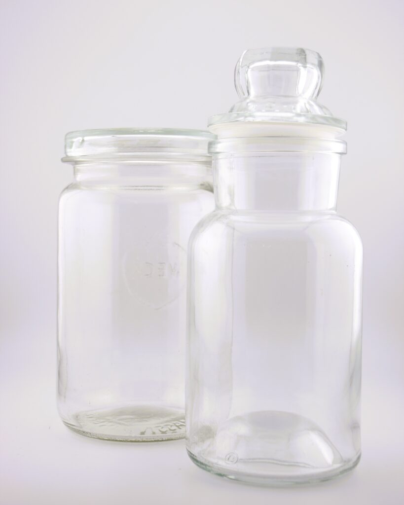 Glasgefäß-mittelgroß-mit-Deckel-transparent-klar-Dekorationsverleih-Hannover