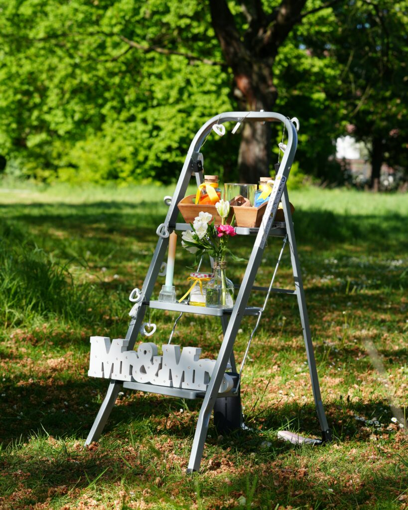 Aufsteller-weiß-Mr-und-Mrs-Outdoor-Tritt-Dekorationsverleih-Hannover