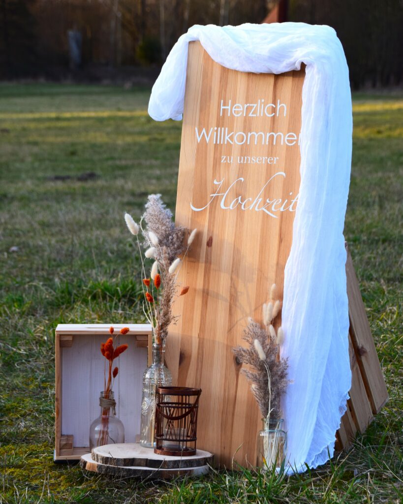 Holztafel-"Herzlich-Willkommen-zu-unserer-Hochzeit"-individuelle-Dekoration-Candybar-Buffet-Schild-Dekorationsverleih-Hannover